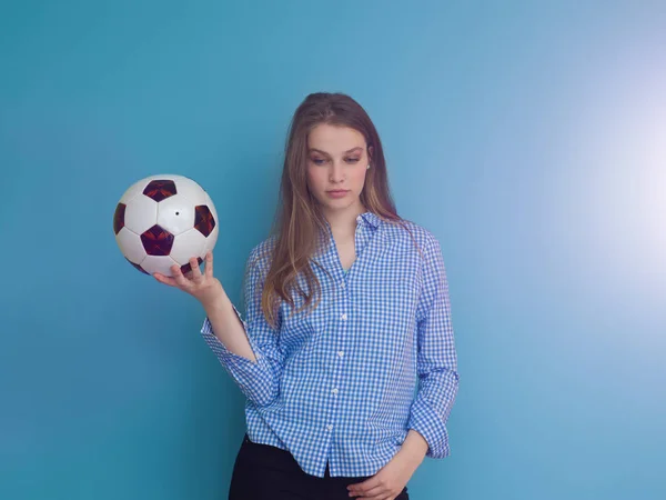 Fiatal nő játszik egy futball-labda — Stock Fotó