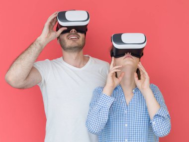 mutlu çift VR-kulaklık gözlükle sanal gerçeklik
