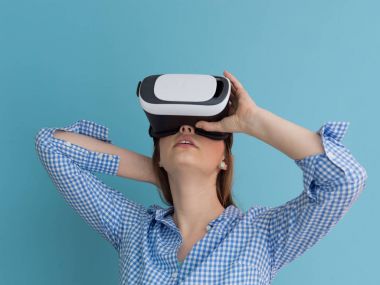 sanal gerçeklik VR kulaklık gözlük kullanan kadın