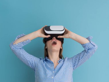 sanal gerçeklik VR kulaklık gözlük kullanan kadın