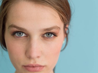 onun uzun ipeksi tüyleri ile oynarken güzel kadın