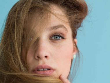 onun uzun ipeksi tüyleri ile oynarken güzel kadın