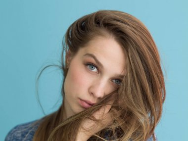 onun uzun ipeksi tüyleri ile oynarken güzel kadın