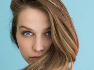 onun uzun ipeksi tüyleri ile oynarken güzel kadın