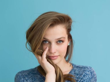 onun uzun ipeksi tüyleri ile oynarken güzel kadın