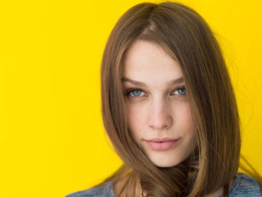 onun uzun ipeksi tüyleri ile oynarken güzel kadın