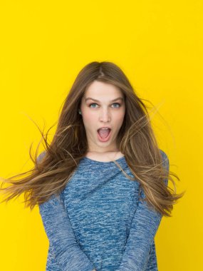 onun uzun ipeksi tüyleri ile oynarken güzel kadın