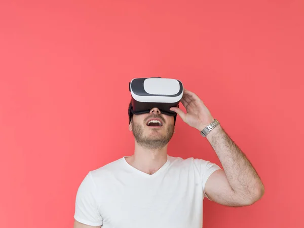 Junger Mann mit VR-Headset-Brille der virtuellen Realität — Stockfoto