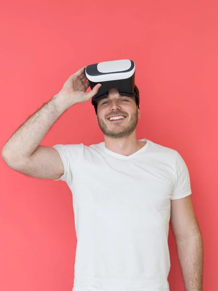 Giovane utilizzando VR occhiali auricolare della realtà virtuale — Foto Stock