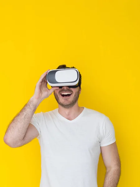 Jóképű férfi Vr fejhallgató szemüveg a virtuális valóság használata — Stock Fotó