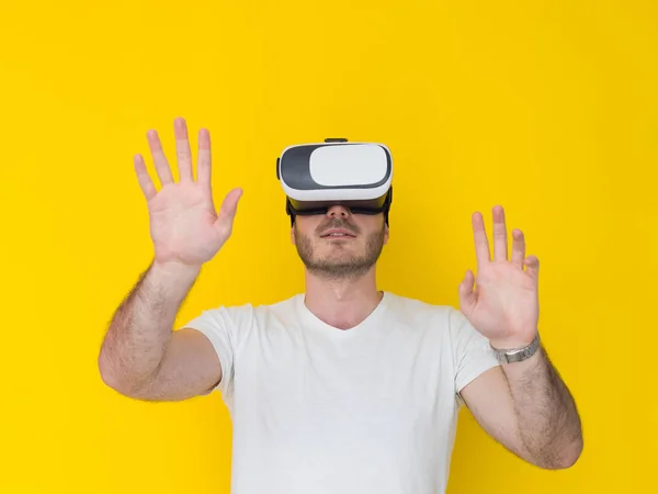 Bel homme utilisant des lunettes VR casque de réalité virtuelle — Photo