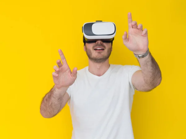 Bell'uomo che utilizza occhiali VR cuffia della realtà virtuale — Foto Stock