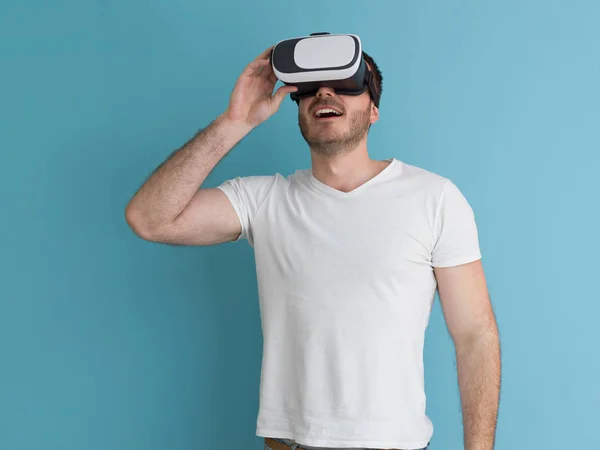 Uomo che utilizza occhiali VR cuffia della realtà virtuale — Foto Stock