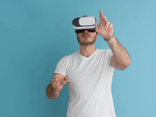 Uomo che utilizza occhiali VR cuffia della realtà virtuale — Foto Stock