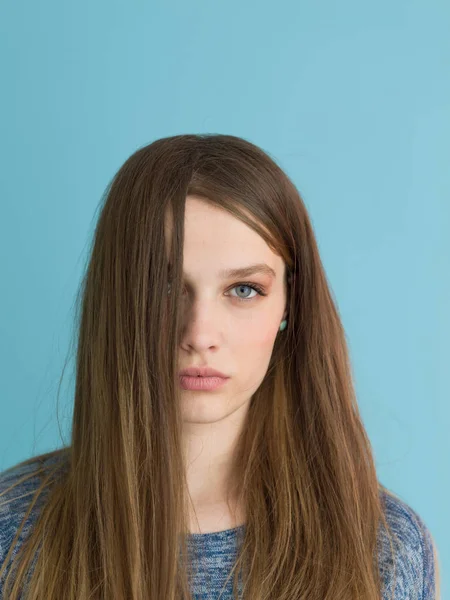 Bela mulher brincando com seu longo cabelo sedoso — Fotografia de Stock