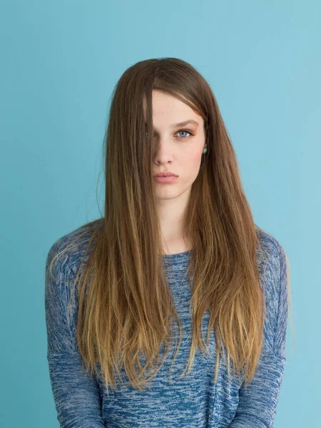 Schöne Frau spielt mit ihren langen seidigen Haaren — Stockfoto