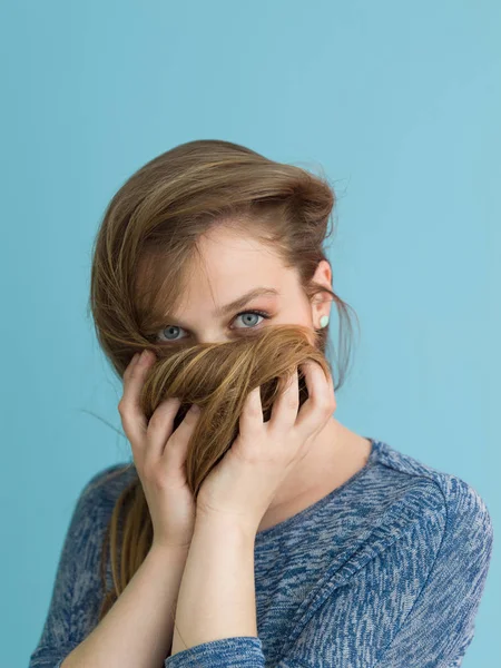 Belle femme jouant avec ses longs cheveux soyeux — Photo