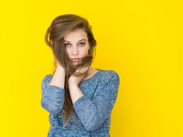 Mooie vrouw speelt met haar lang zijdeachtig haar — Stockfoto