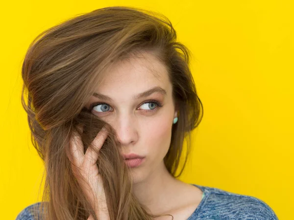 Mulher bonita brincando com seu longo cabelo sedoso — Fotografia de Stock