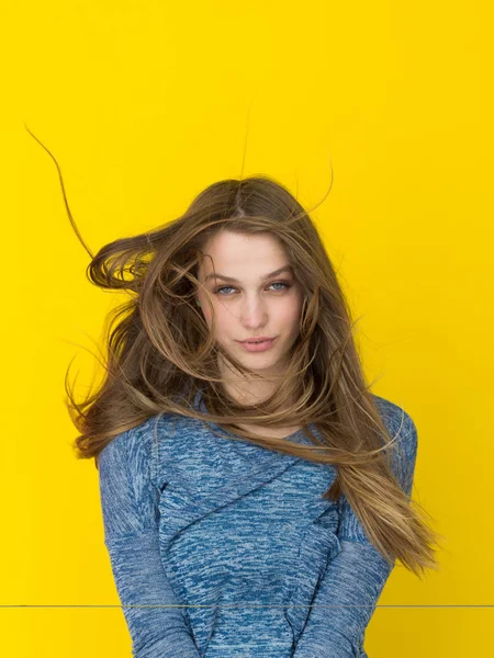 Hübsche Frau spielt mit ihren langen seidigen Haaren — Stockfoto