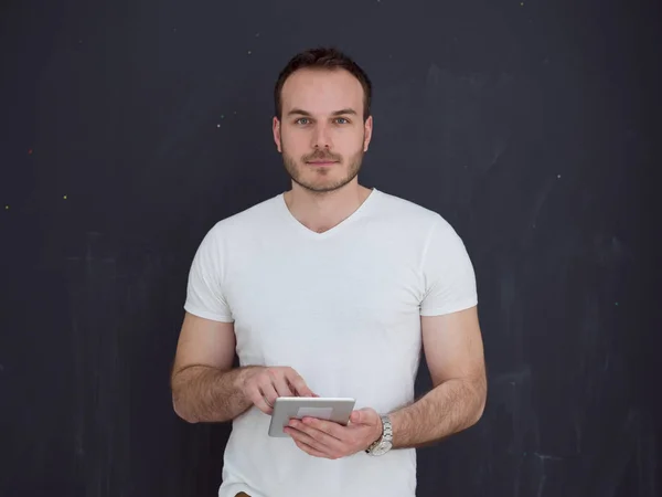 Mann mit Tablet-Computer über Grau isoliert — Stockfoto