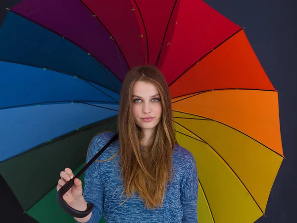 俊俏的妇人，用五颜六色的伞 — 图库照片