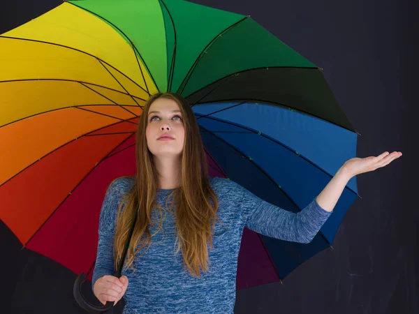 Bella donna con un ombrello colorato — Foto Stock