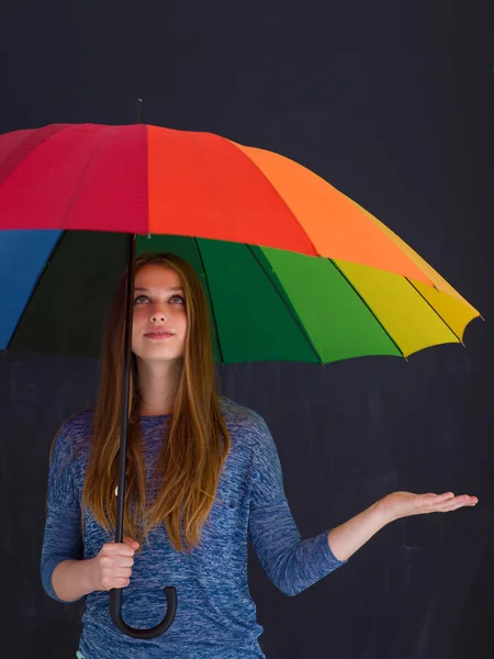 Bella donna con un ombrello colorato — Foto Stock