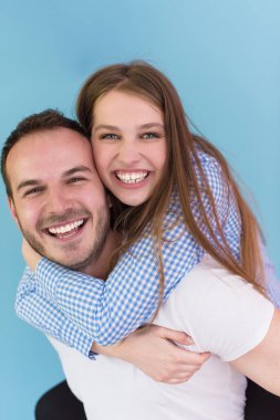 genç adam kız arkadaşı piggybacking