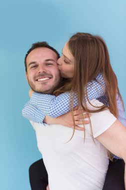 genç adam kız arkadaşı piggybacking