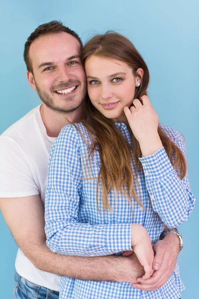 Portrait de heureux jeune couple aimant — Photo