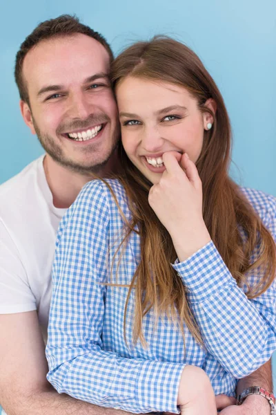 Retrato de feliz jovem casal amoroso — Fotografia de Stock