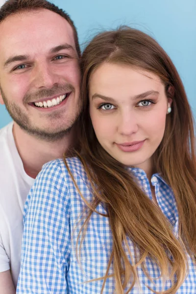 Retrato de feliz jovem casal amoroso — Fotografia de Stock