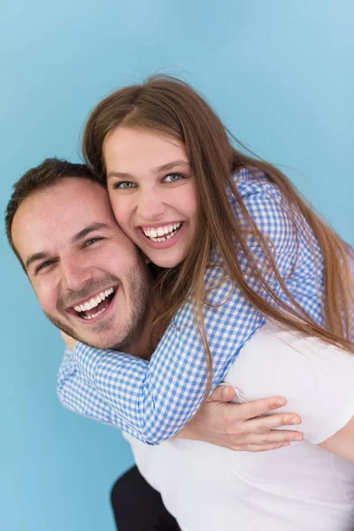 Jonge man zijn vriendin meeliften — Stockfoto