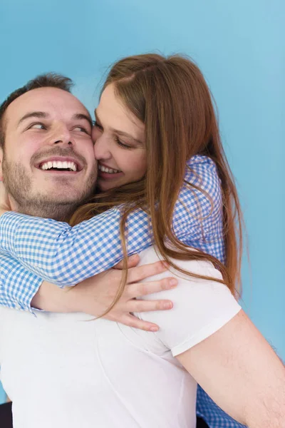 Jonge man zijn vriendin meeliften — Stockfoto