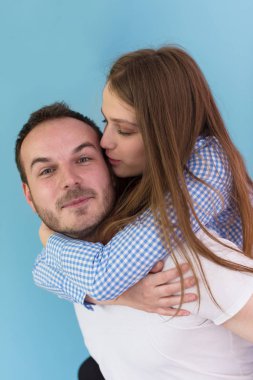 genç adam kız arkadaşı piggybacking