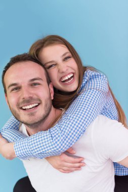 genç adam kız arkadaşı piggybacking