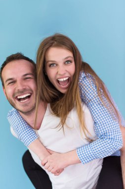 genç adam kız arkadaşı piggybacking