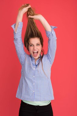 onun uzun ipeksi tüyleri ile oynayan kadın