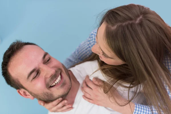 Jeune homme Piggyback sa copine — Photo