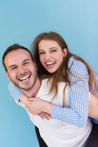 Jonge man zijn vriendin meeliften — Stockfoto