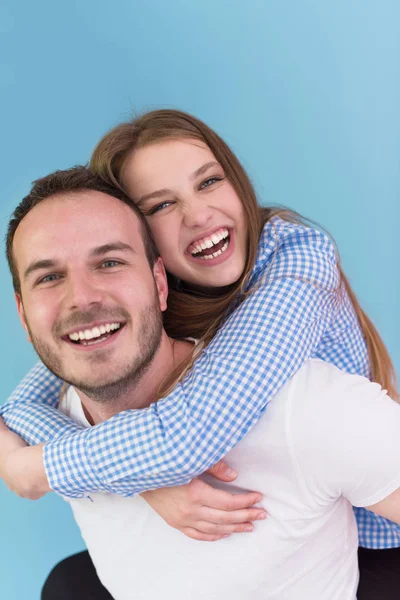 genç adam kız arkadaşı piggybacking