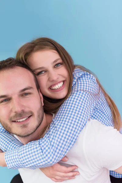 Jeune homme Piggyback sa copine — Photo