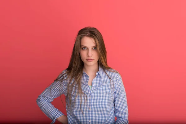 Vrouw speelt met haar lang zijdeachtig haar — Stockfoto