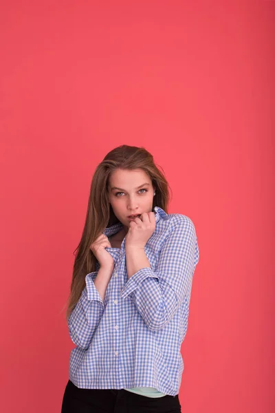 Mulher brincando com seu longo cabelo sedoso — Fotografia de Stock