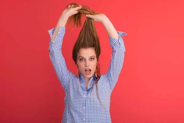 Vrouw speelt met haar lang zijdeachtig haar — Stockfoto