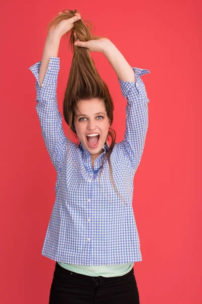 onun uzun ipeksi tüyleri ile oynayan kadın