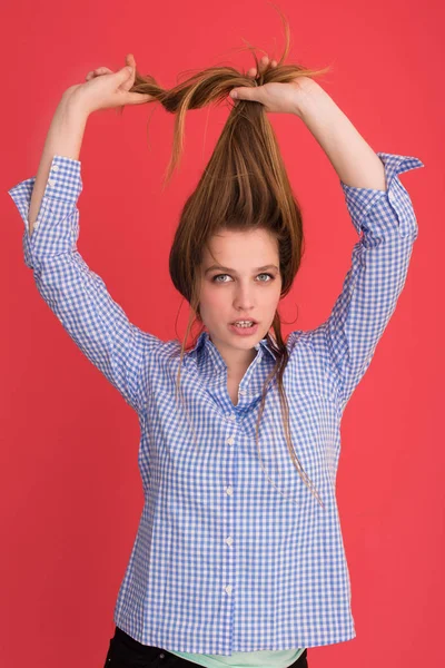 Женщина играет со своими длинными шелковистыми волосами — стоковое фото