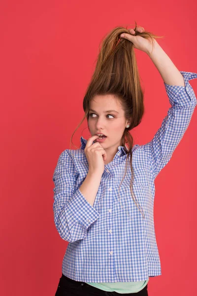 女人和她长的丝一样的头发玩 — 图库照片