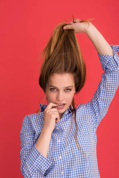 Mulher brincando com seu longo cabelo sedoso — Fotografia de Stock